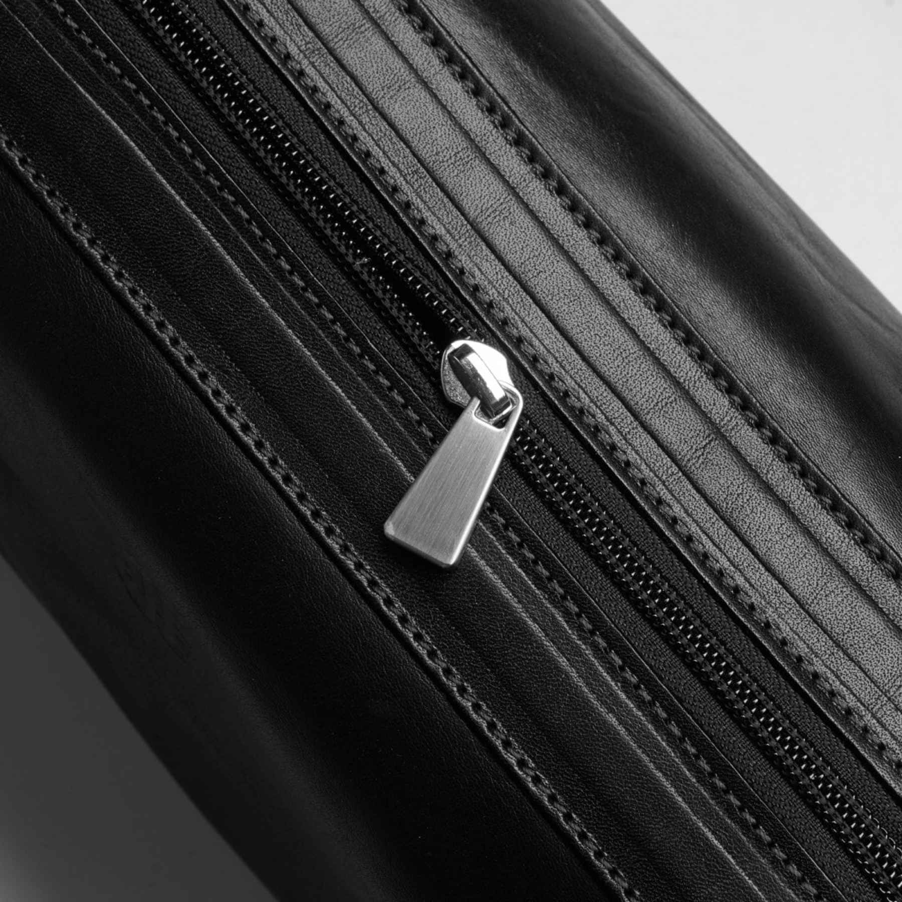 Benjamin Barber Black Leather Toilet Bag - Image 4