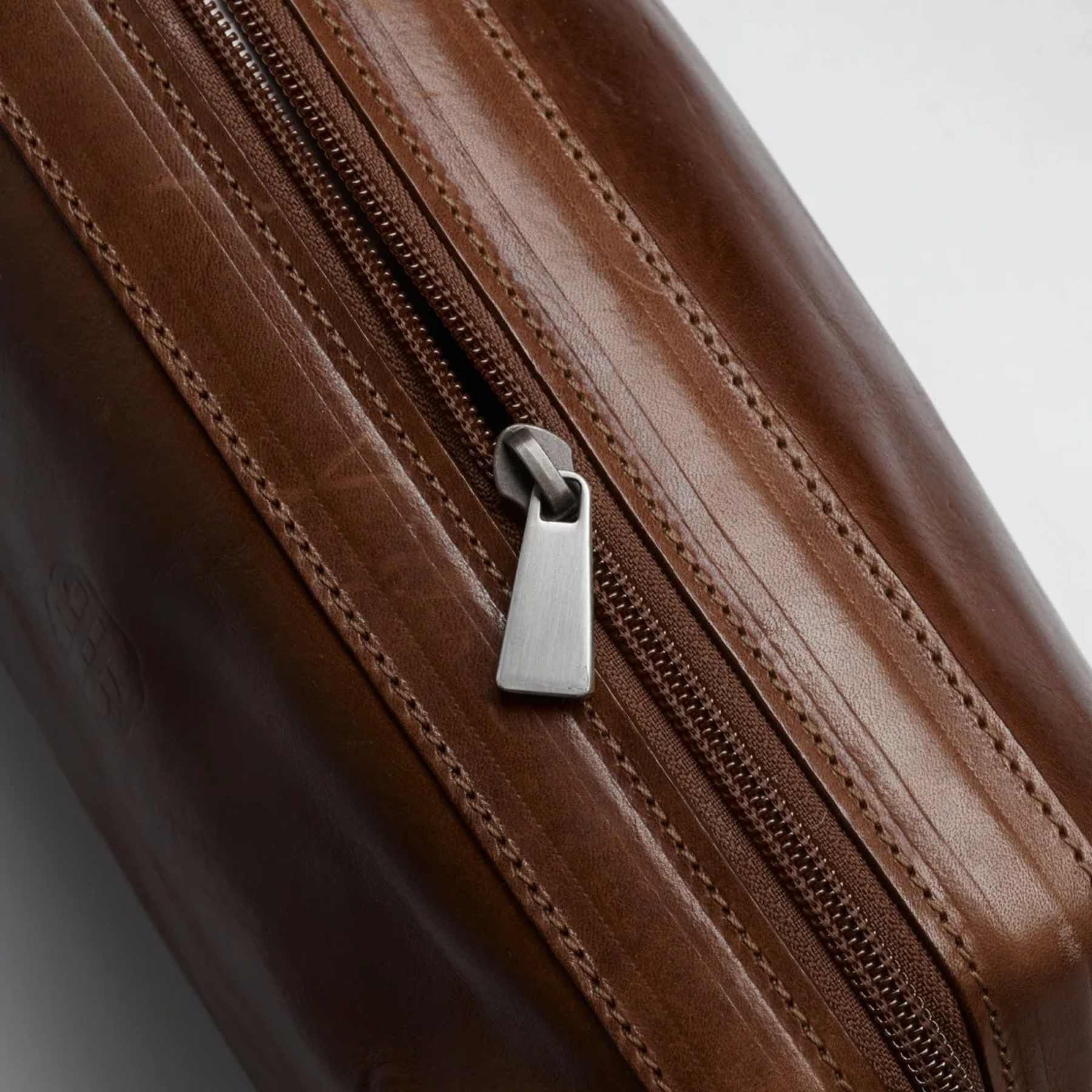 Benjamin Barber Brown Leather Toilet Bag - Image 6