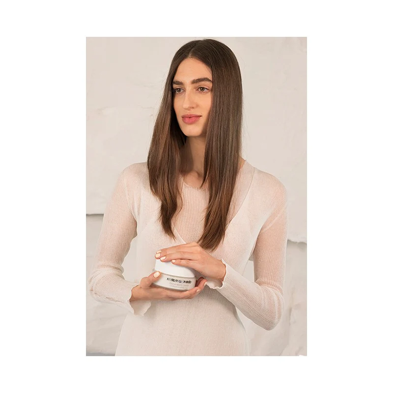 Miriam Quevedo Glacial White Caviar Hydra-Pure Rejuvenating Body Creme 250ml - Image 4