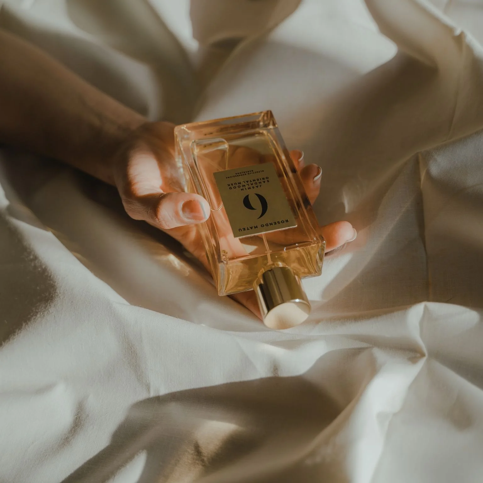 ROSENDO MATEU NO. 6 Jasmin, Sandalwood, Oriental Musk - Image 4